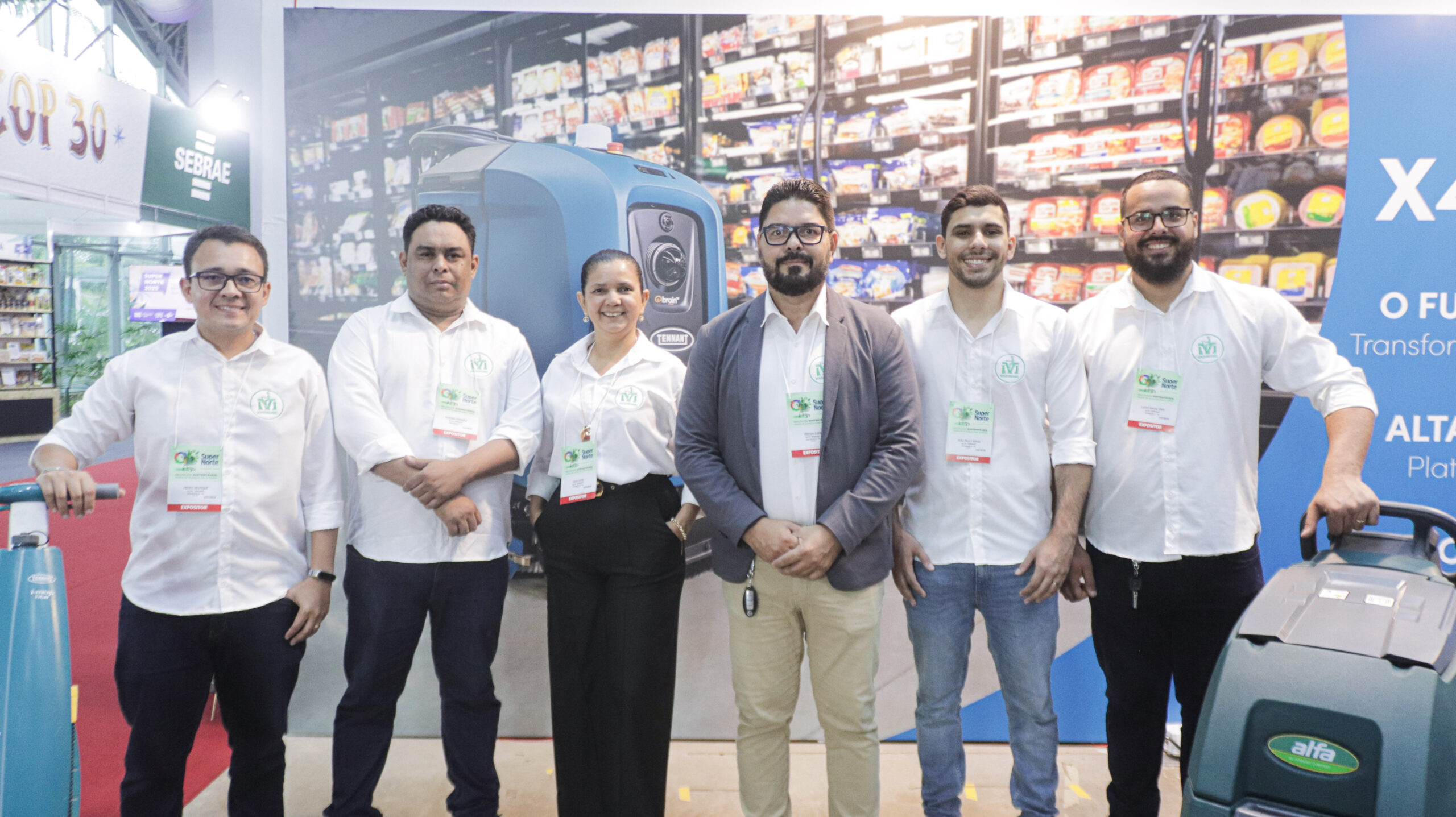 Equipe Maquinabel com máquinas de limpeza industrial