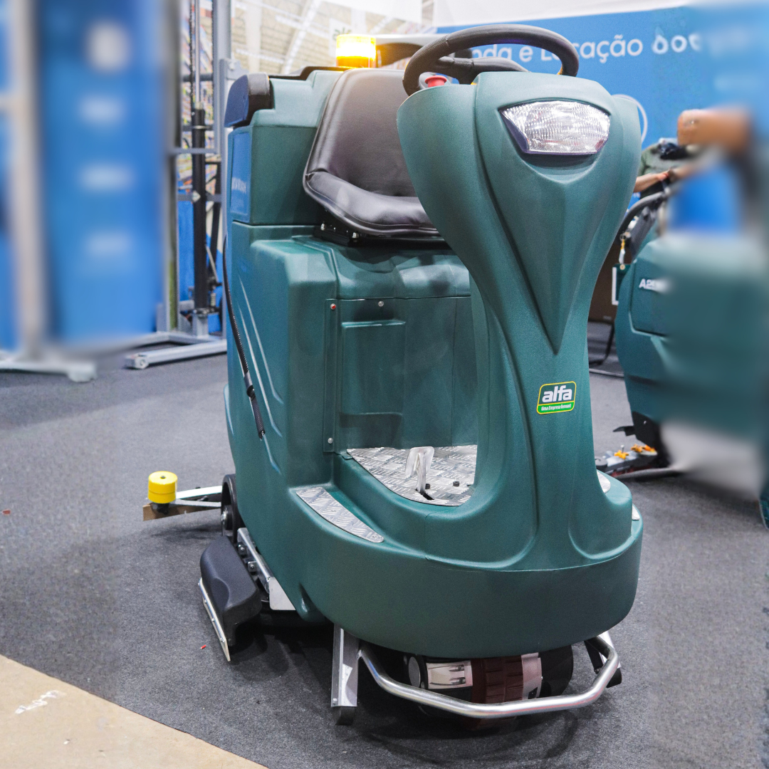 Lavadora A260 em destaque com painel informativo ao fundo